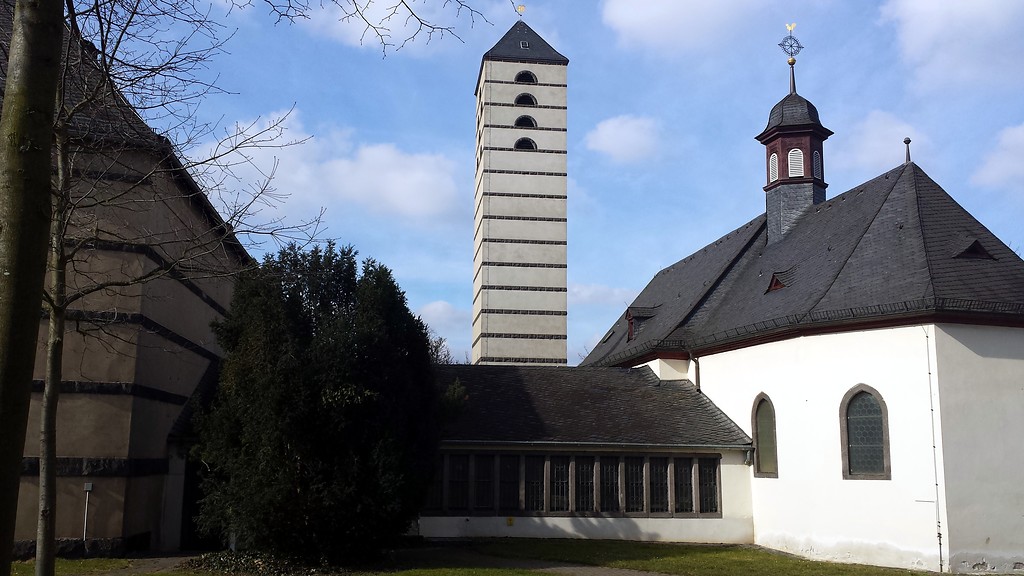 Teilansicht der Pfarrkirche St. Veit in Mayen mit dem Glockenturm und der nördlich von ihr stehenden Kapelle (2015).