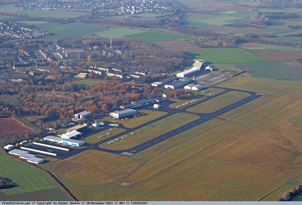 Luftaufnahme des Flugplatzes Hangelar bei Sankt Augustin aus nordöstlicher Richtung, in Hintergrund die Rheinaue bei Schwarzrheindorf (2. November 2011).