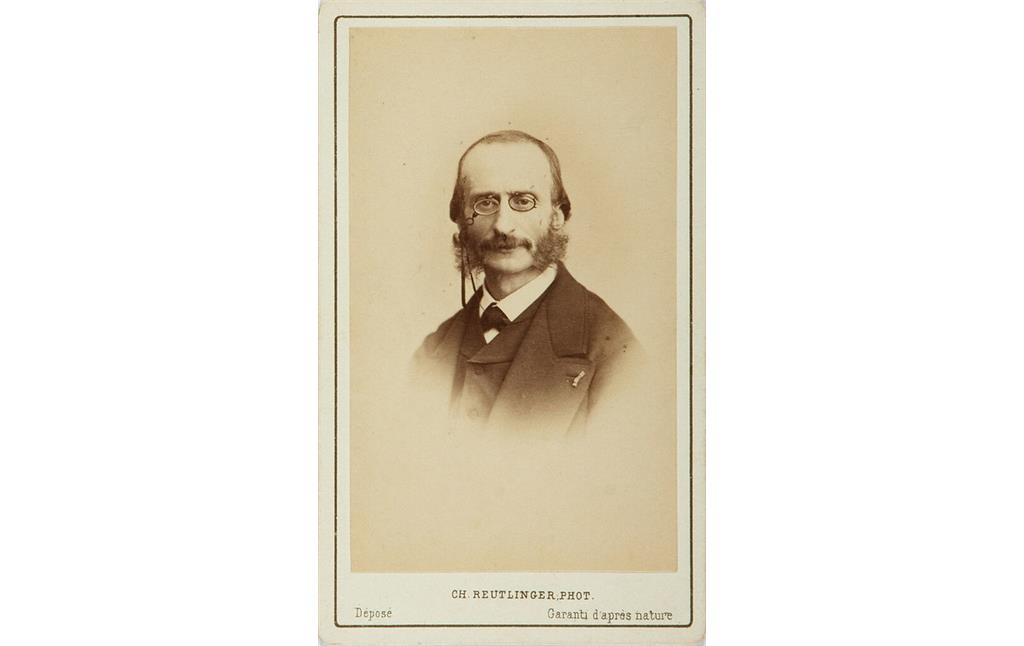 Fotografisches Porträt des Komponisten Jacques Offenbach auf einer "Carte de visite" (Aufnahme von Charles Reutlinger, Paris, 1871)
