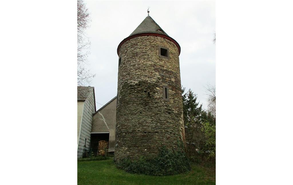 Der "Alte Turm" in Kaisersesch (2015). Blick auf die Nordseite des nordwestlichen Rundturms der früheren Stadtbefestigung von der Straße "Hinter der Mauer" aus.