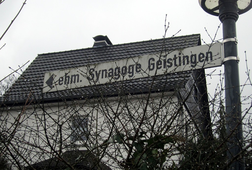 Straßenschild mit Hinweis auf die Gedenkstätte ehemalige Synagoge Hennef-Geistingen (2013)