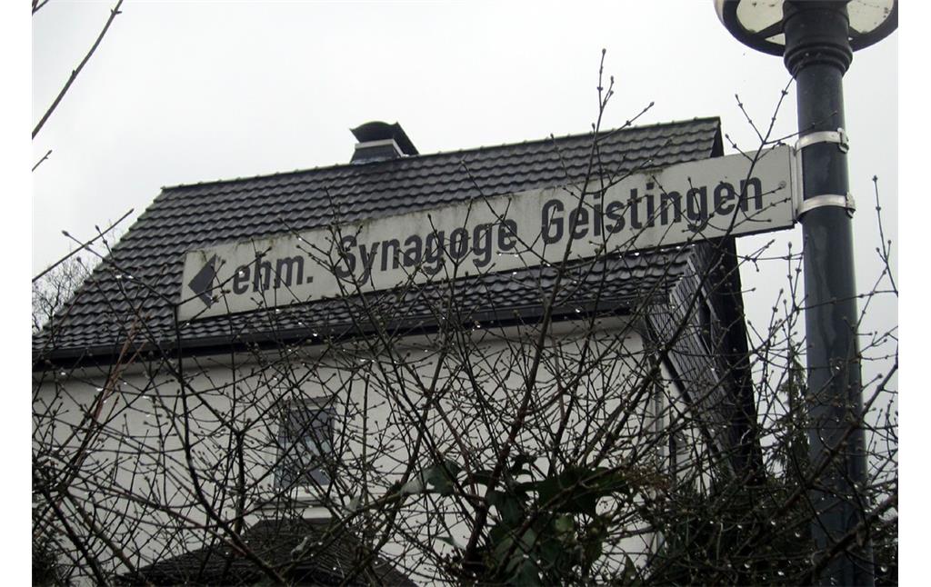Straßenschild mit Hinweis auf die Gedenkstätte ehemalige Synagoge Hennef-Geistingen (2013)