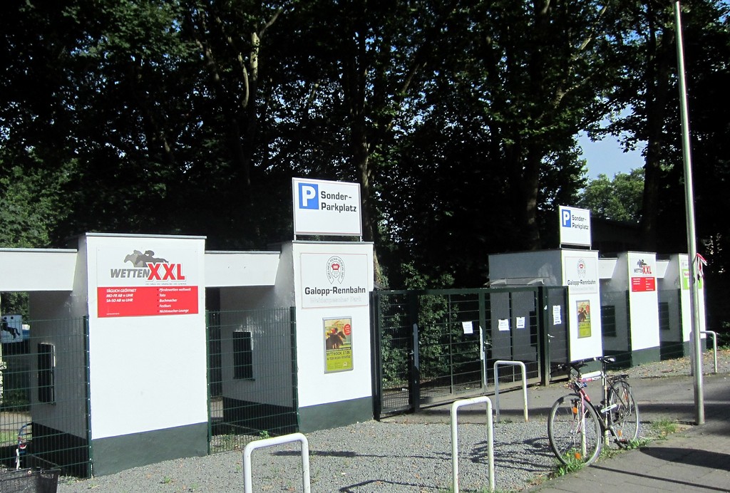 Eingang zur Pferderennbahn Weidenpesch in Köln, hinter dem sich die Tribüne des alten Stadions Weidenpesch befindet (2013)
