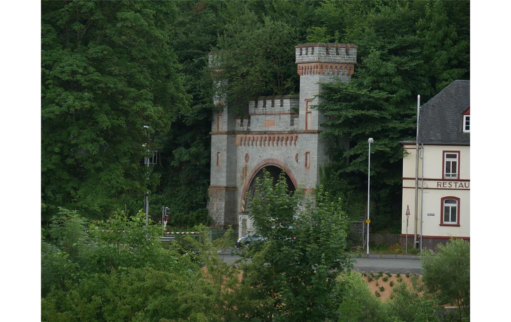 Seitenansicht des nördlichen Tunnelportals des Eisenbahntunnels in Weilburg (2017)