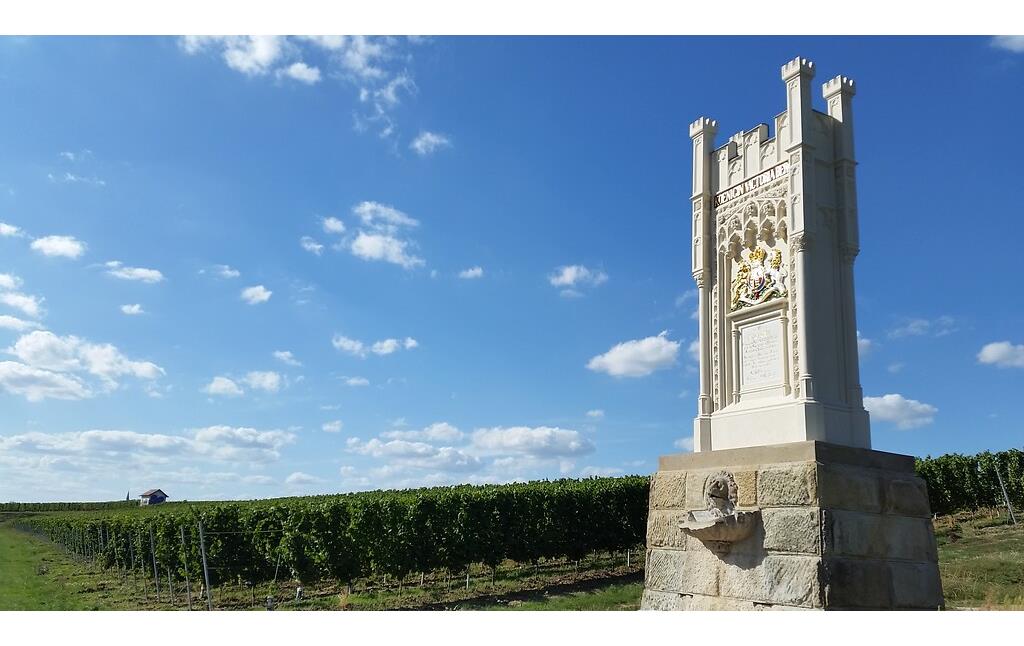 Das Königin Victoria-Denkmal mit der Weinlage Königin Victoriaberg im Hintergrund, aus südöstlicher Richtung fotografiert (2020).