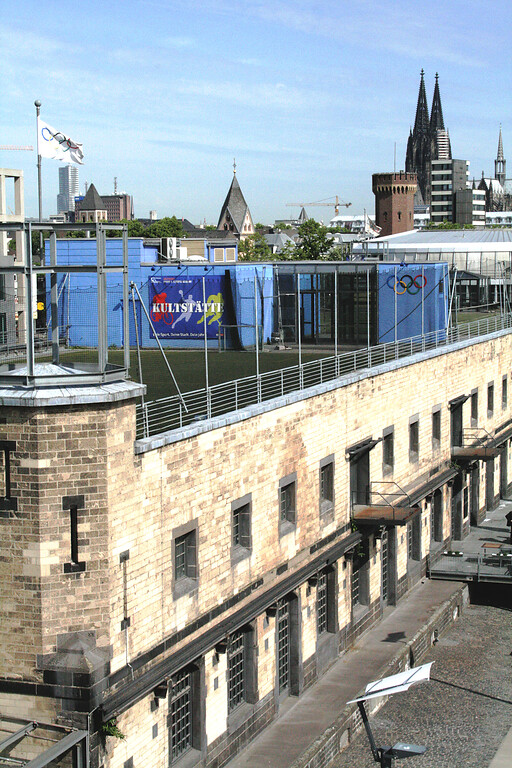 Das Deutsche Sport und Olympiamuseum in Köln-Altstadt-Süd im Rheinauhafen mit Blick auf den Dom (2011).