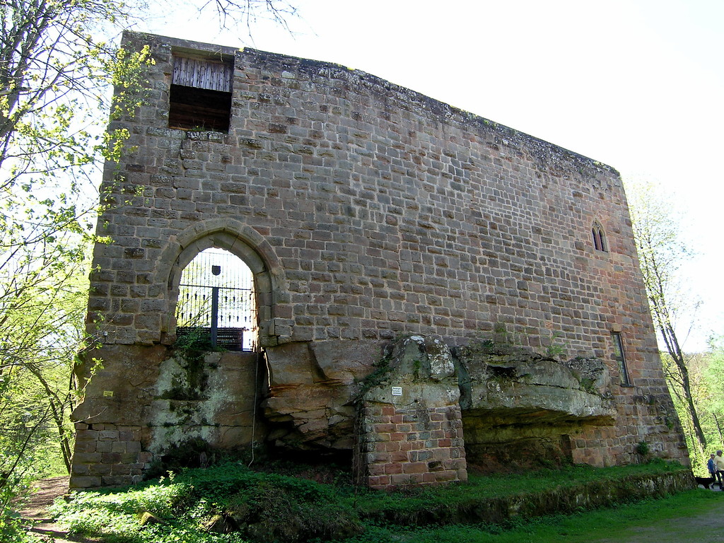 Burgruine Wilenstein, vorderer Wilenstein: Graben, Schildmauer mit Tor und Gusserker (2005).