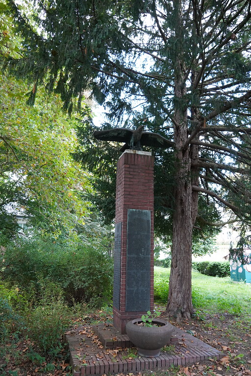 Denkmal an die Opfer des Zweiten Welktriegs am "Zeppelin-Plätzchen" in Köln-Weiden (2021).