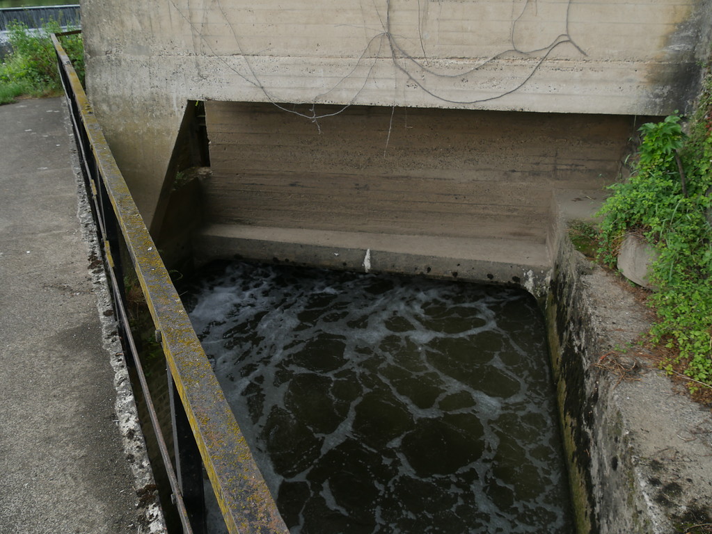 Wasserauslass der Dampf-Phosphor-Mahl-Mühle in Weinbach-Fürfurt (2017)