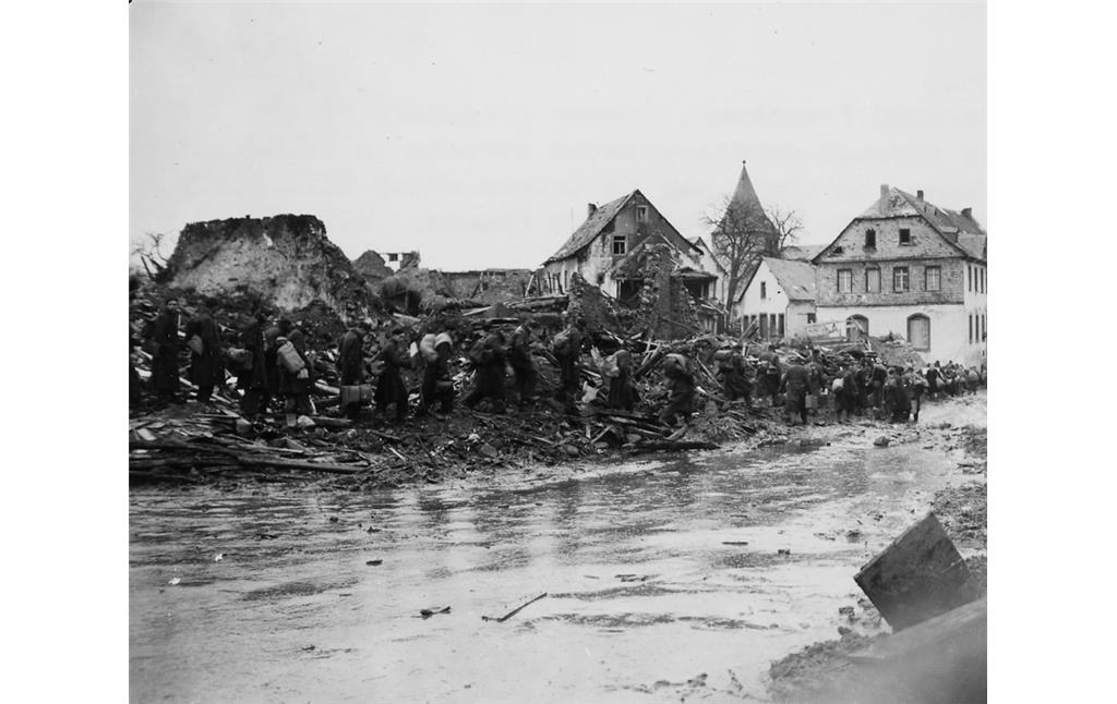 Flüchtende Menschen nach den Bombenangriffen auf Kelberg 1944/1945