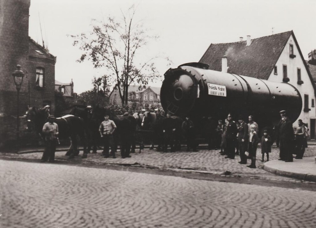 Ein Gespann aus sechs Pferden zieht einen riesigen Dampfkessel, der in der Firma Feld & Hahn in Bendorf gefertigt wurde, in Richtung Sayner Bahnhof (1932-1935).