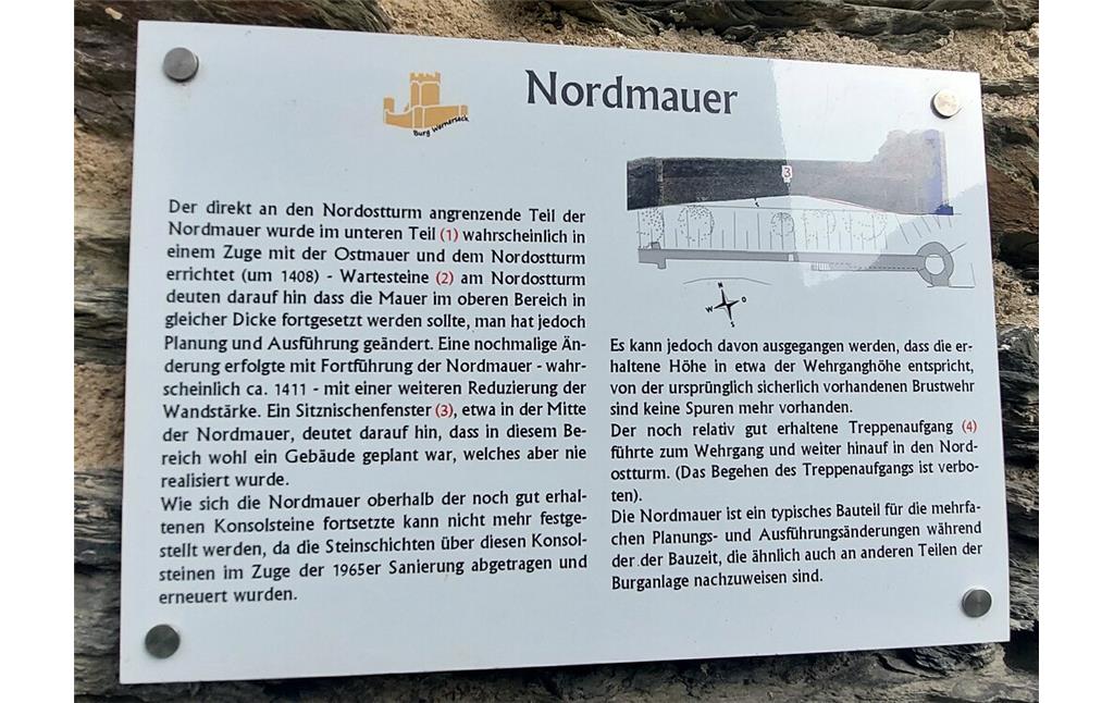Informationstafel zur Nordmauer der Burgruine Wernerseck bei Ochtendung (2021).