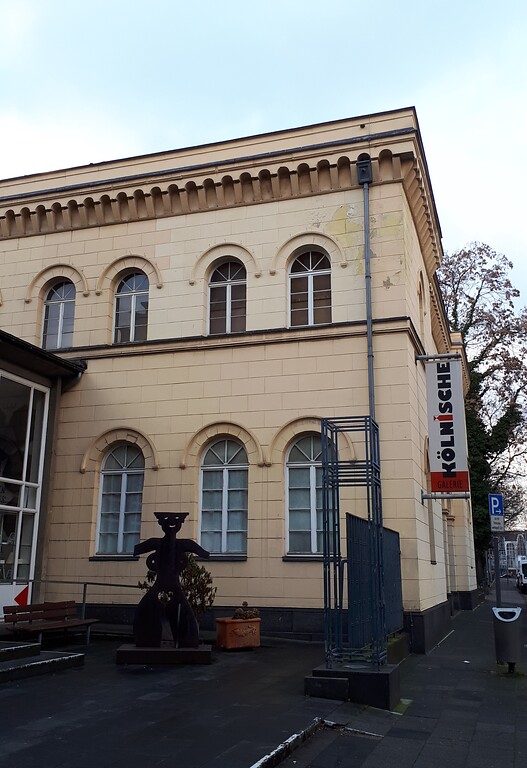 Der Zugang zum ehemaligen Standort des Kölner Stadtmuseums mit Blick auf die Alte Wache in Köln-Neustadt-Nord (2019).
