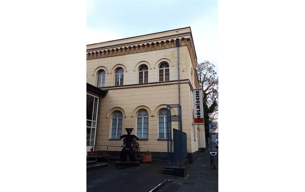 Der Zugang zum ehemaligen Standort des Kölner Stadtmuseums mit Blick auf die Alte Wache in Köln-Neustadt-Nord (2019).