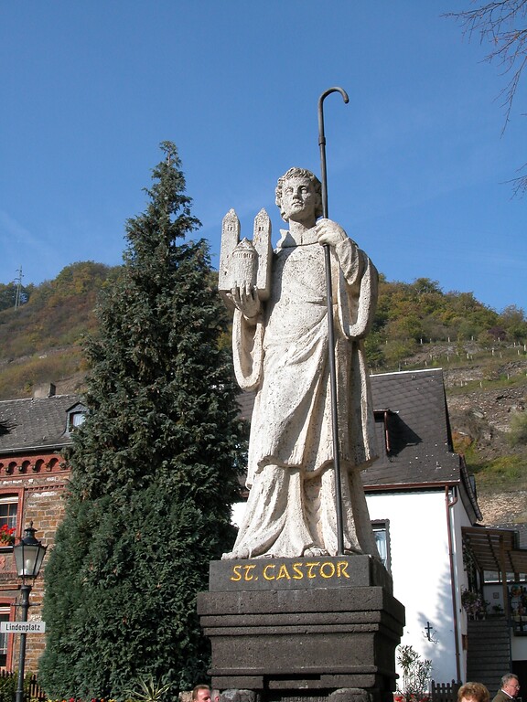 Die Figur des Heiligen Castors auf dem Kriegerdenkmal auf dem Lindenplatz in Treis (2022)