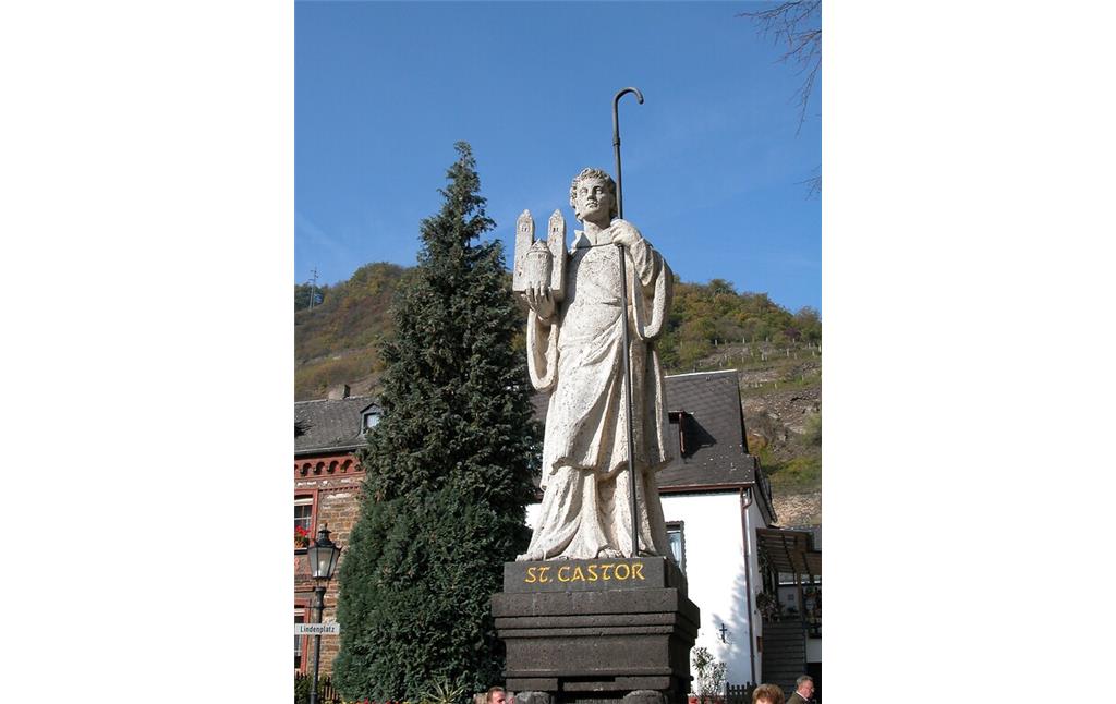 Die Figur des Heiligen Castors auf dem Kriegerdenkmal auf dem Lindenplatz in Treis (2022)