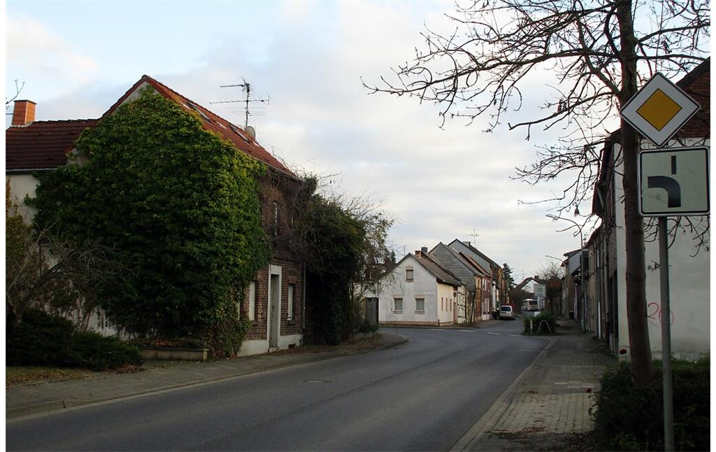 Blick in die verlassene Oberstraße von Morschenich, einem im Zuge des Braunkohle-Tagebau Hambach 2015 nach Morschenich-Neu umgesiedelten Ortsteil der Gemeinde Merzenich im Kreis Düren (2021).