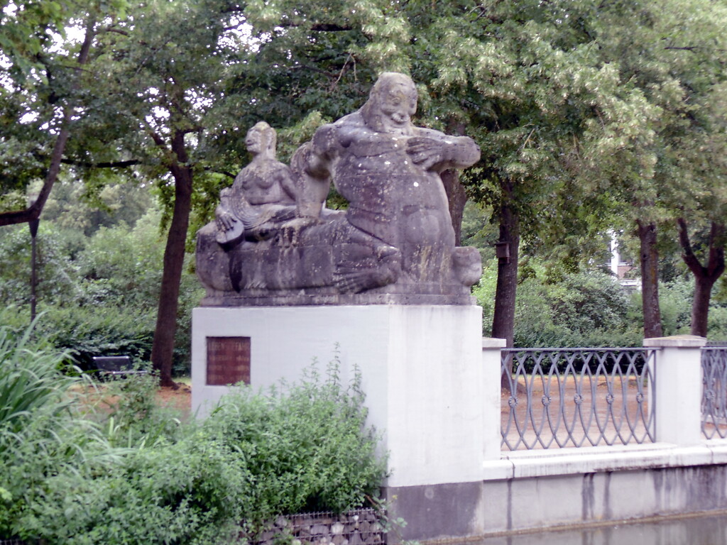 Ansicht auf den linken Teil des Figurenpaares "Kentaur und Najade" von Eduard Schmitz nach Entwürfen von Georg Grasegger aus dem Jahr 1930. Sie befindet sich am Rundbecken im Bereich des Karl-Schwering-Platzes an den Lindenthaler Kanälen in Köln-Lindenthal (2020).