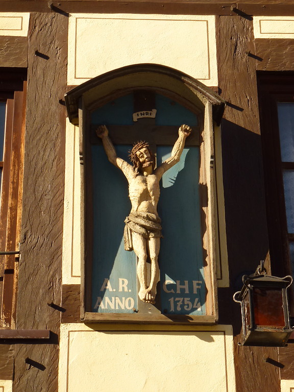 Jesusfigur am Fachwerkhaus in der Chablisstraße 5 in Oberwesel (2016)