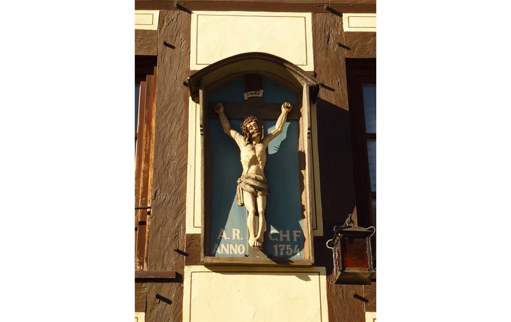 Jesusfigur am Fachwerkhaus in der Chablisstraße 5 in Oberwesel (2016)