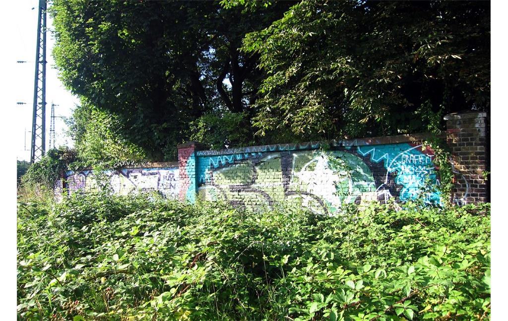 Südliche Seite der Friedhofsmauer des jüdischen Friedhofs am Springborn in Köln-Mülheim mit zahlreichen Graffiti (2013)