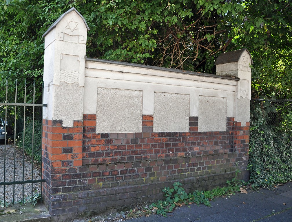 Teilabschnitt der Mauerreste des jüdischen Friedhofs Rheinbrückenstraße in Ruhrort (2016).