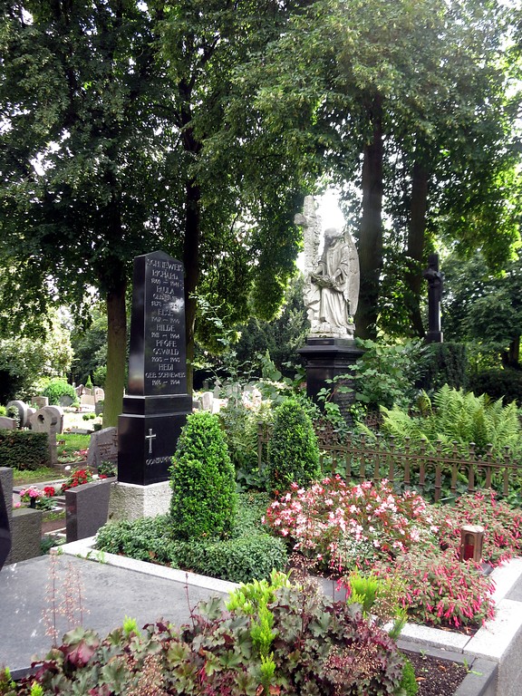 Blick auf die Grabstätte der Familie Nikolaus Eiden auf dem Friedhof Trifter Weg in Koblenz-Metternich (2014).