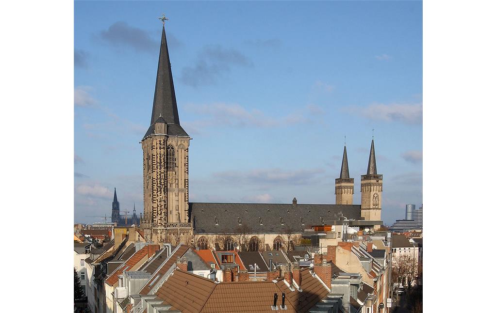 Das Kirchengebäude des Severinstifts in Köln (Severinskloster / Kollegiatstift St. Severin), Ansicht von der Severinstorburg aus (2009).