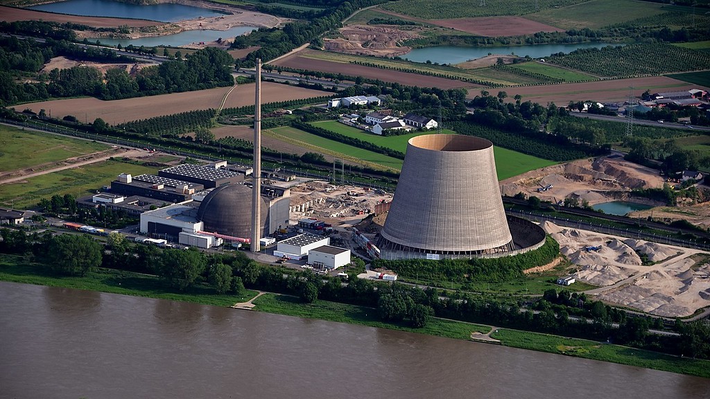 Luftaufnahme Mai 2019: Abriss des Kühlturms des Kernkraftwerks Mülheim-Kärlich.