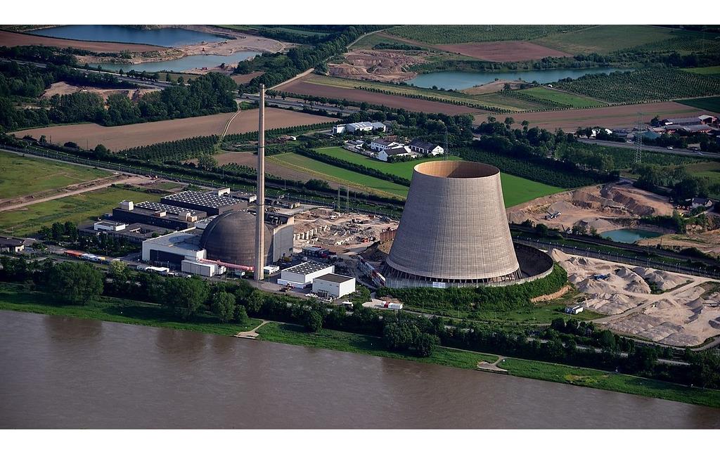 Luftaufnahme Mai 2019: Abriss des Kühlturms des Kernkraftwerks Mülheim-Kärlich.