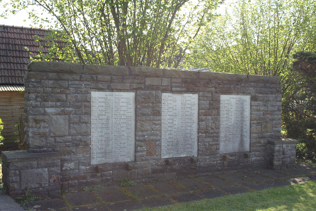Drei Marmorplatten mit den Namen vermisster und gefallener Zivilisten und Soldaten am Kriegerehrenmal an der Ecke Kirchstraße / Bruchweg in Schermbeck-Gahlen (2014).