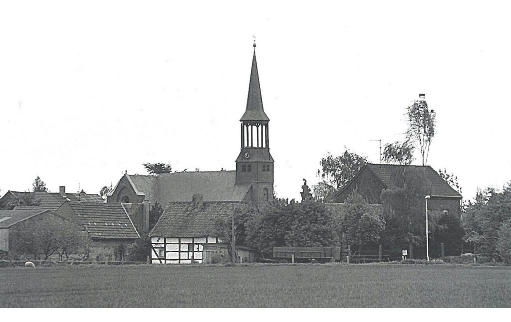 Dorfrand von Etzweiler mit der Pfarrkirche St. Hubertus im Mittelpunkt in den 1990er Jahren.