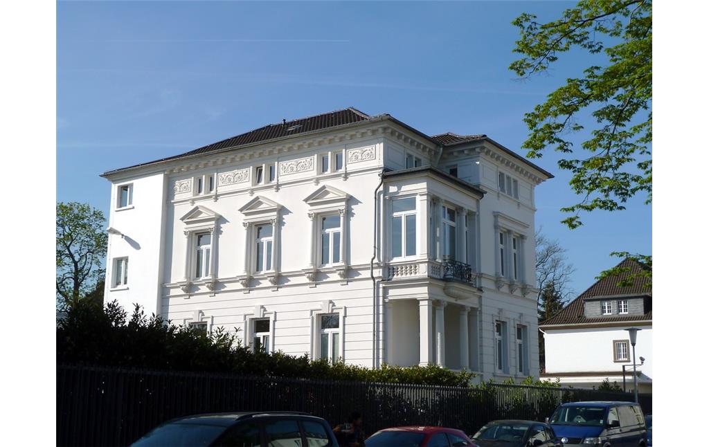 Villa in der Kaiser-Friedrich-Straße 18 in Bonn (2015). Das ursprünglich als Wohnhaus erbaute Gebäude wird seit 1999 vom Bundeskartellamt genutzt.