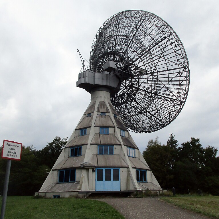 Das Radioteleskop Astropeiler Stockert bei Bad Münstereifel-Eschweiler (2020), Ansicht von Osten her.