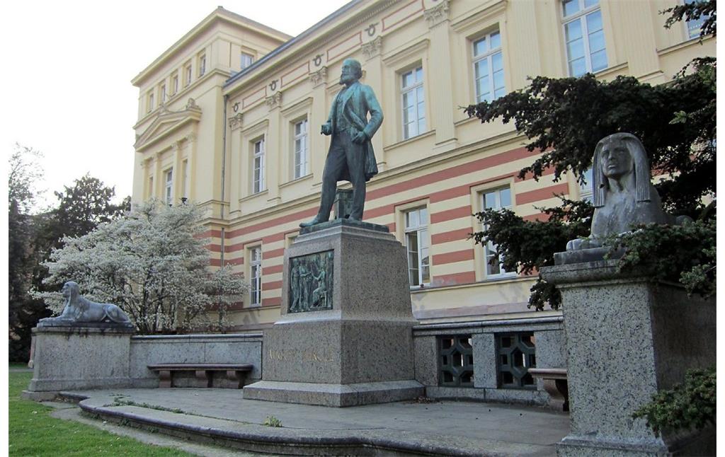 Kekulé-Denkmal vor dem Geographischen Institut (2012)