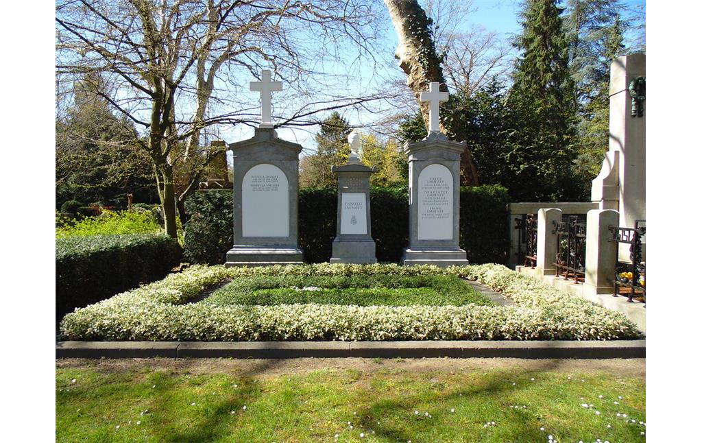 Grabstätte der Familie Imhoff auf dem Friedhof Melaten, bestehend aus drei Stelen (2020)