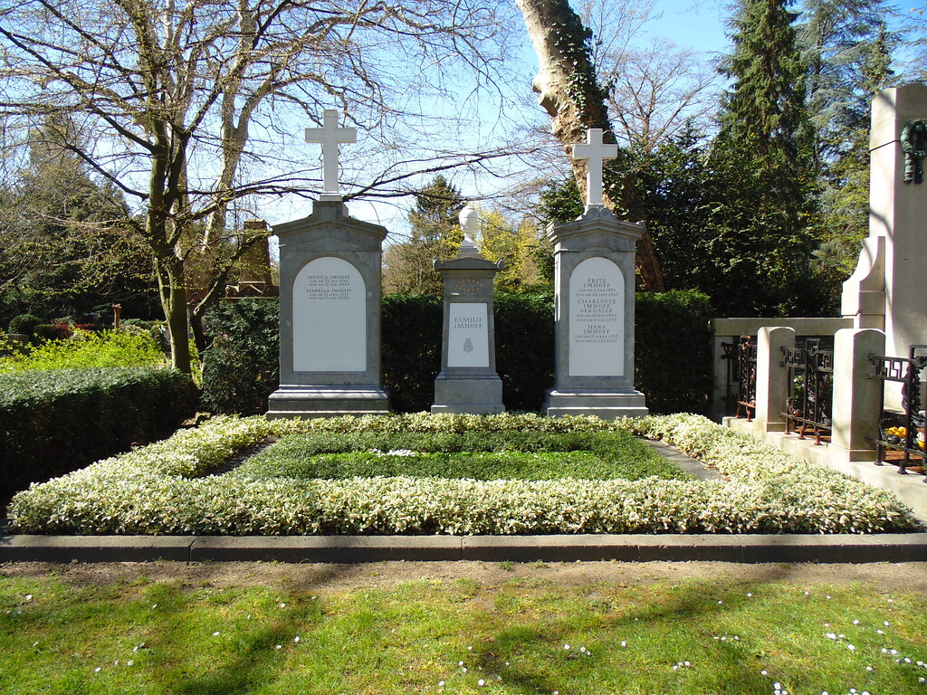 Grabstätte der Familie Imhoff auf dem Friedhof Melaten, bestehend aus drei Stelen (2020)