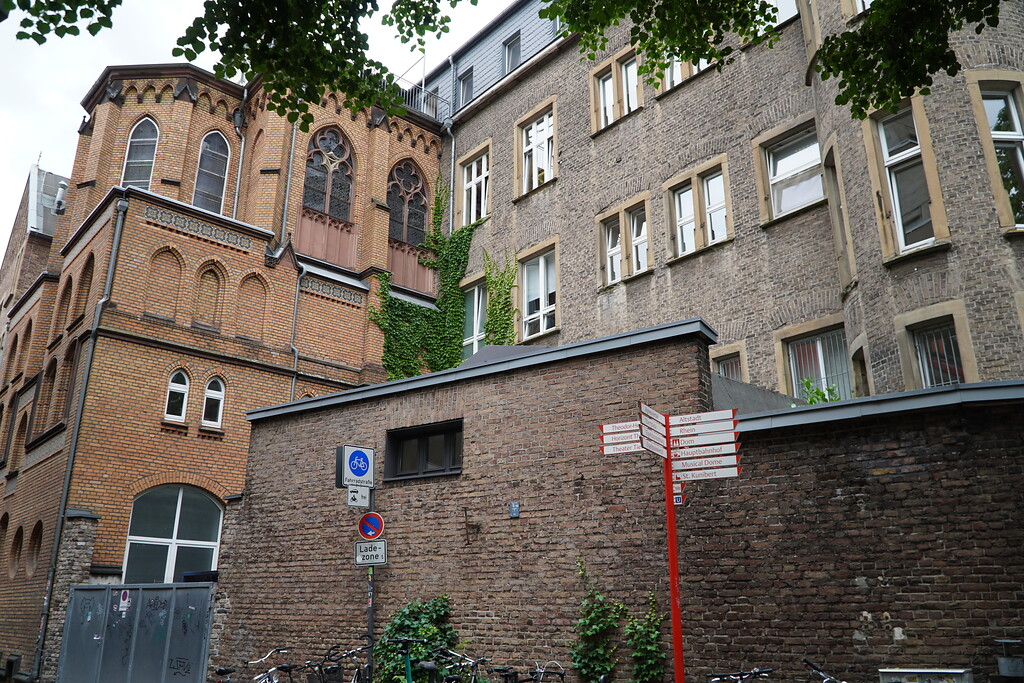 St. Marien-Hospital mit angrenzender Kapelle in Köln-Altstadt-Nord (2021)