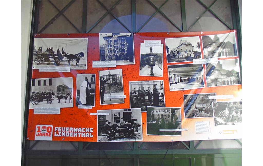 Ein Plakat zum 100-jährigen Jubiläum an der Feuerwache Lindenthal in Köln-Lindenthal (2020)