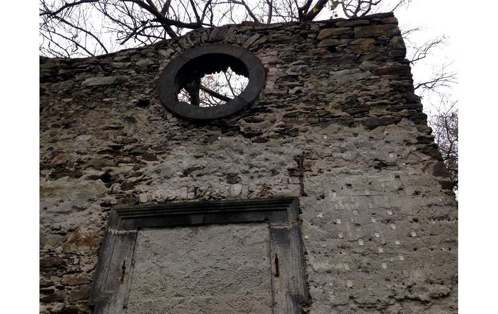 Nahaufnahme der mit Basalt eingefassten Fenster der Ruine des spätbarocken Gartenhauses des Sayner Schlossparks (2014).