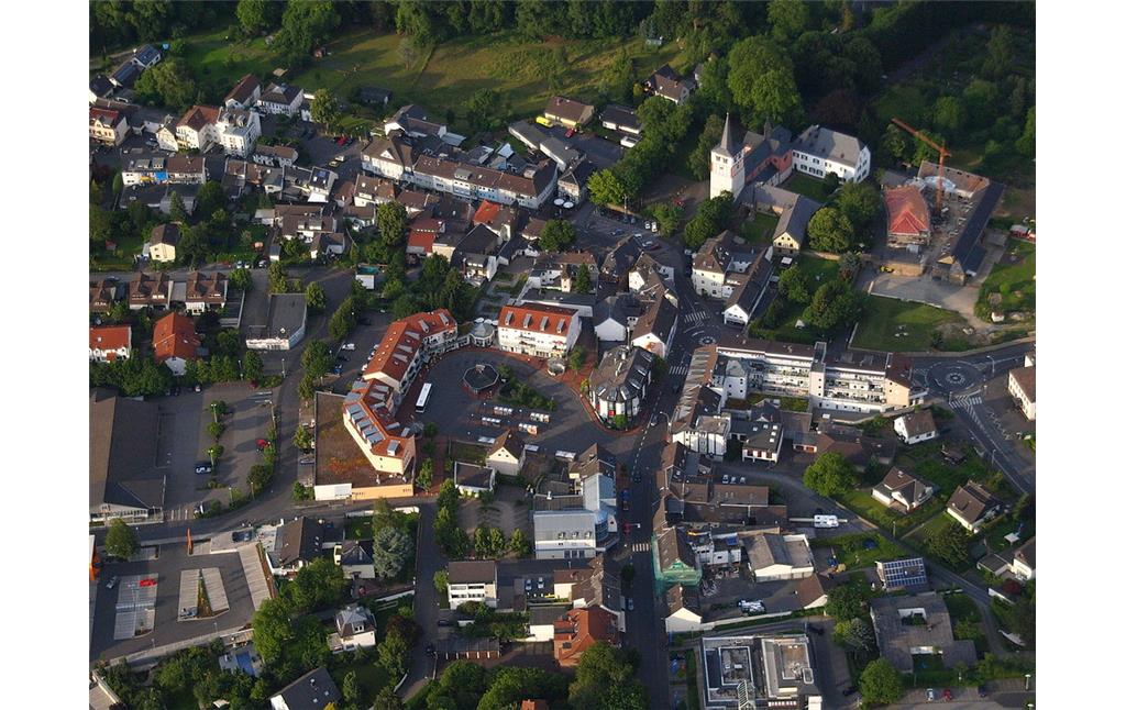 Luftaufnahme der Ortschaft Königswinter-Oberpleis im Rhein-Sieg-Kreis (2012).