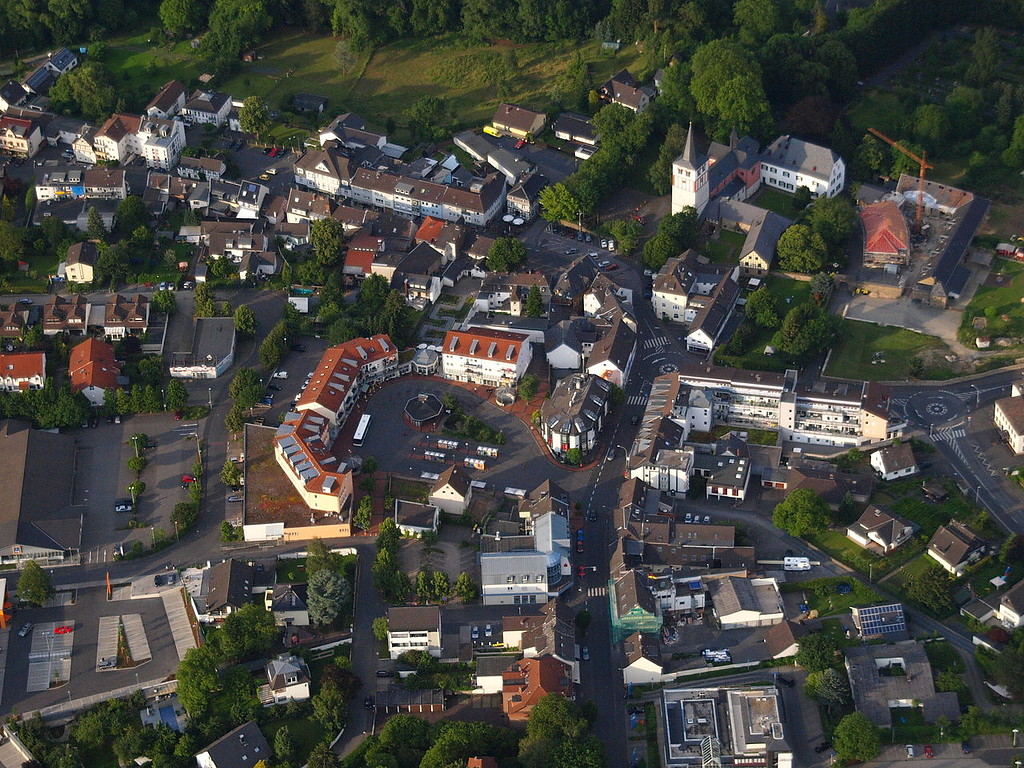 Luftaufnahme der Ortschaft Königswinter-Oberpleis im Rhein-Sieg-Kreis (2012).