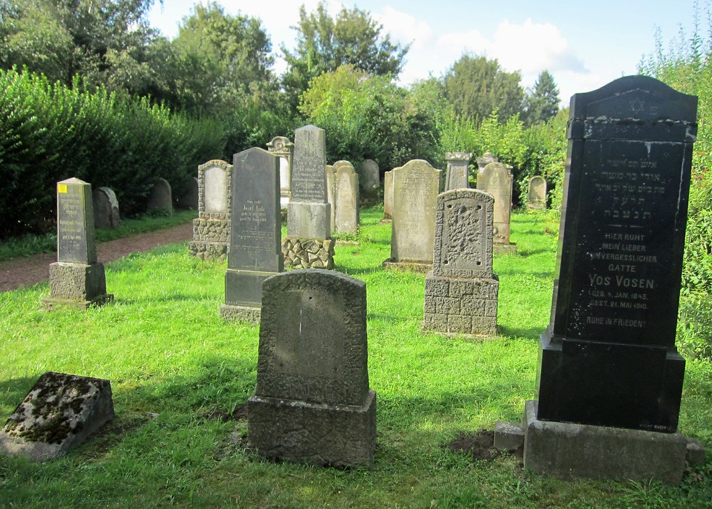 Grabsteine auf dem jüdischen Friedhof in Wevelinghoven (2014)