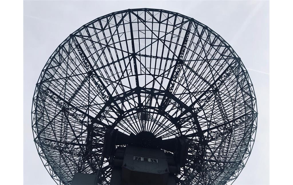 Der 25 Meter Durchmesser umfassende Parabolspiegel des Radioteleskops Astropeiler Stockert bei Bad Münstereifel (2020).