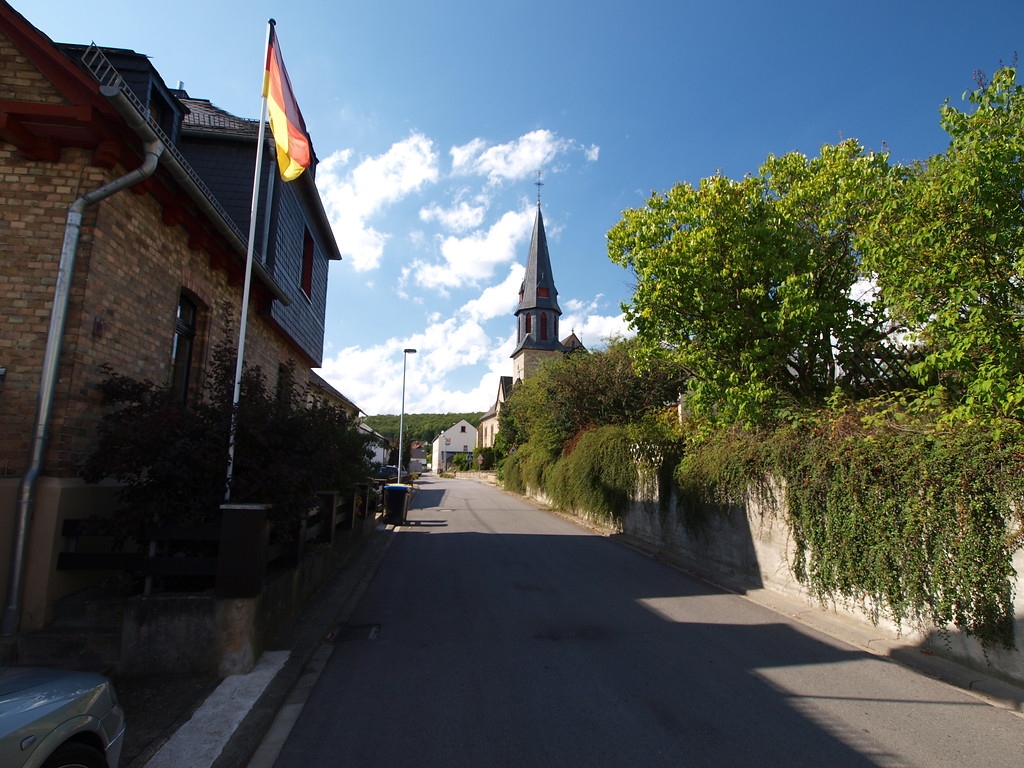 Die Hauptstraße von Seibersbach mit der katholischen Kirche (2012).