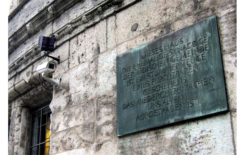 Gedenktafel und Überwachungskamera an der Südseite der Alten Synagoge Essen (2014).