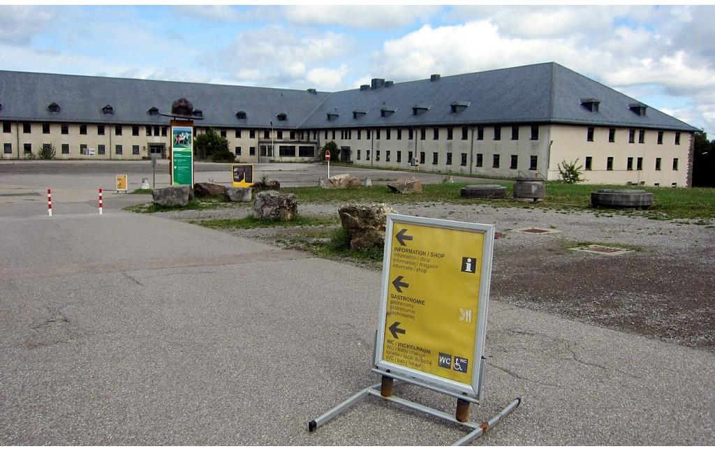 Vorplatz des früheren NS-Schulungsheims Vogelsang, der so genannten "Ordensburg" bei Schleiden-Gemünd (2015). Blick auf das belgische Kasernengebäude "Van Dooren".