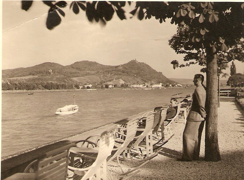 Historisches Foto von 1936: Ausblick vom Rheinufer in Richtung Siebengebirge mit dem Drachenfels.