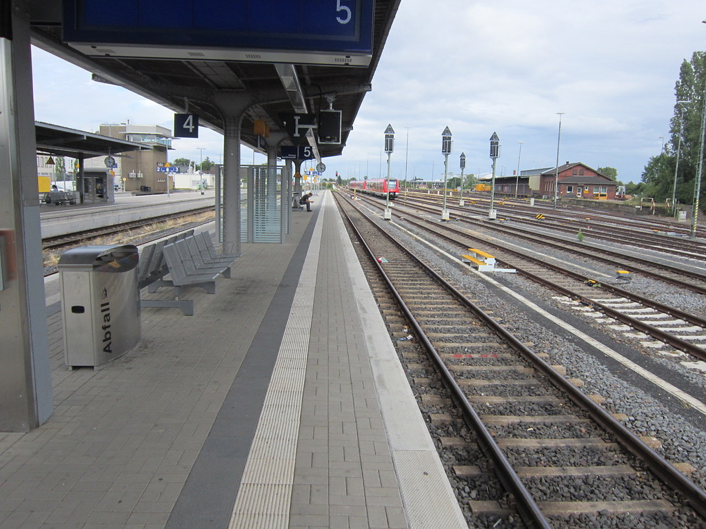Gleis 5 im Bahnhof Euskirchen. Ausgangspunkt der Bahnlinie nach Bad Münstereifel (2015).