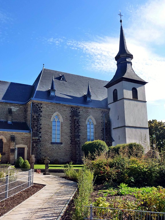 Westansicht der Katholischen Pfarrkirche "St. Lubentius" in Andernach-Kell (2014)